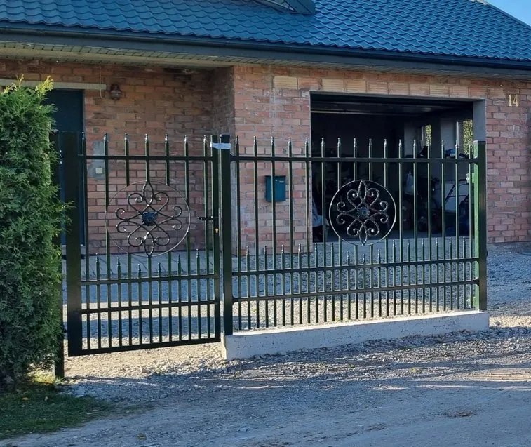 Klasikiniai varteliai su kalviniu elementu