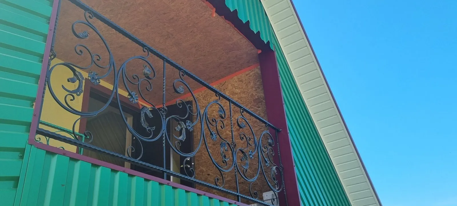 Kalviškas balkono turėklas