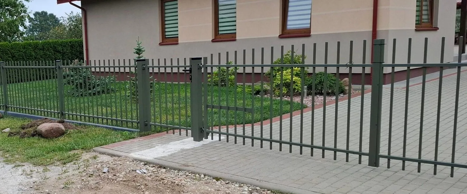 Klasikinė tvora švisiai žalia