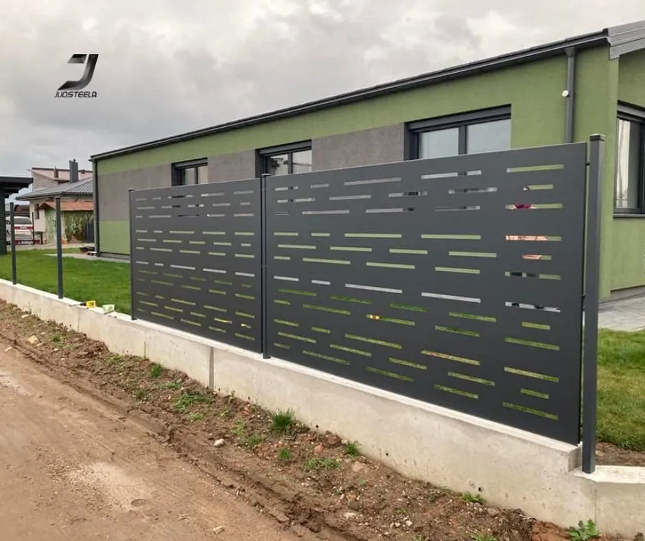 Lazeriu pjautų horizontalių juostų metaline tvora