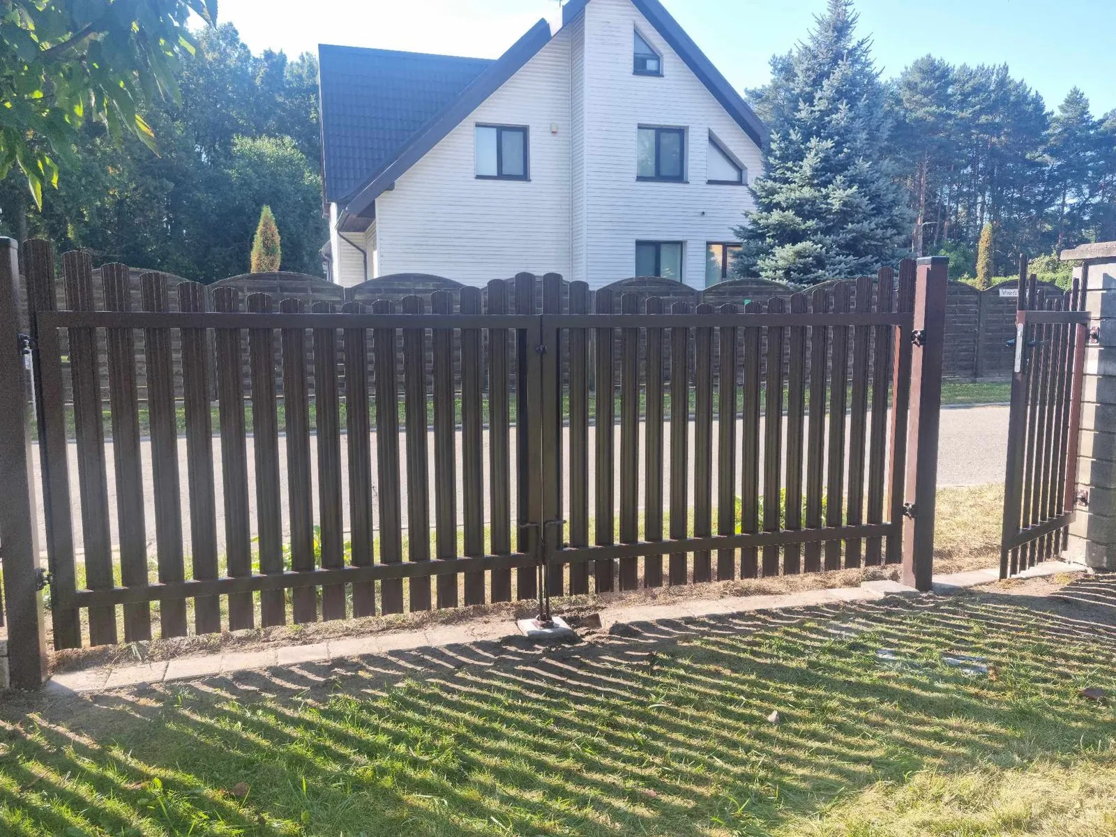 Vartai su tvoralenčių užpildu