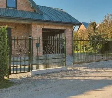 Klasikinė dekoratyvinė kuoliukų tvora su vartais ir varteliais