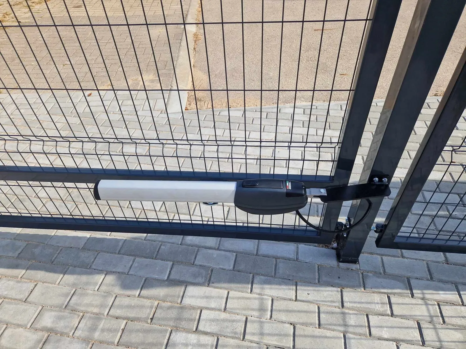Dvivėriai vartai su automatika