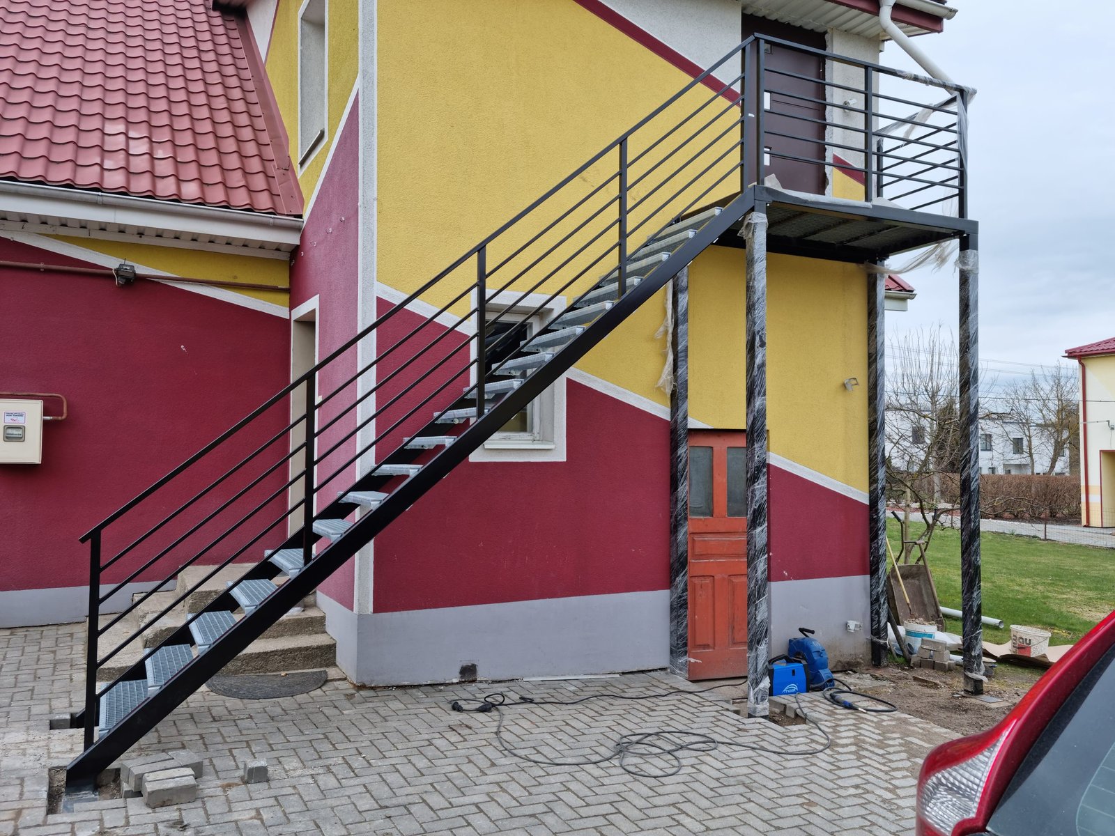 metalinių laiptų su aikštele montavimas