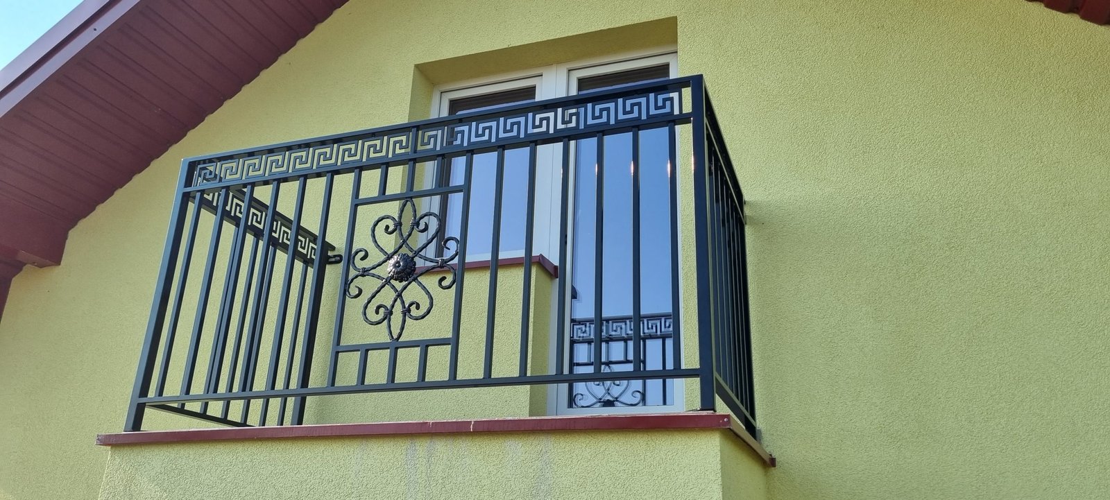 balkono atitvarai su kalviniais elemetais