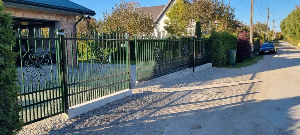 metalinė tvora su automatika