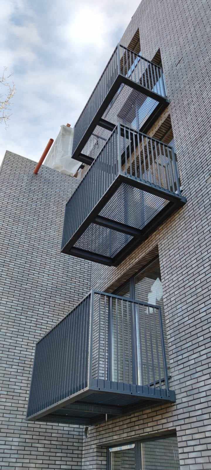 Daugiabučio daugiaaukščio namo metaliniai balkonai