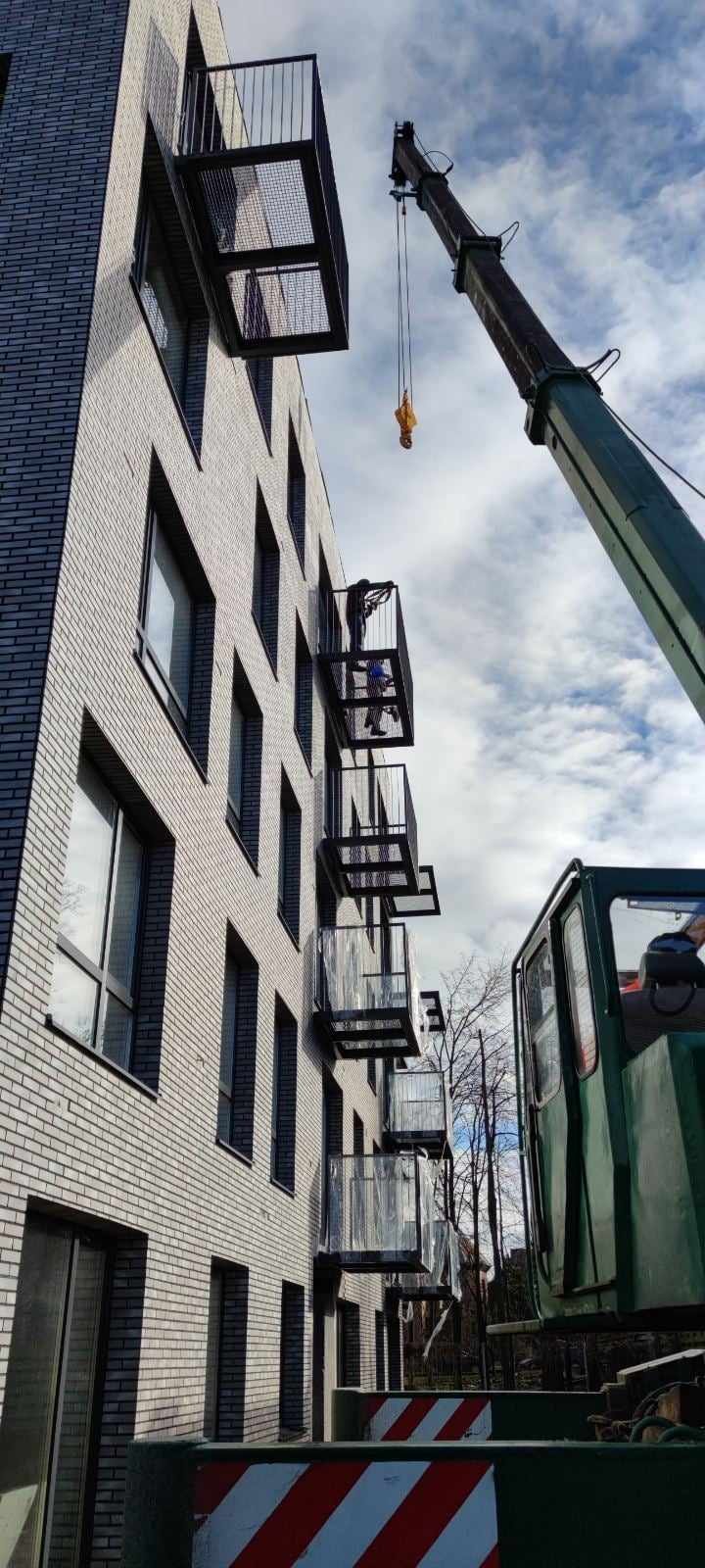 Daugiabučio daugiaaukščio namo metaliniai balkonai