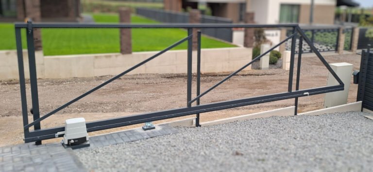 Stumdomų vartų rėmas su automatika iš kiemo vidaus