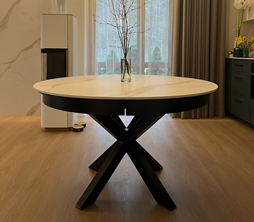 Valgomasis stalas ant X formos metalilių kojų