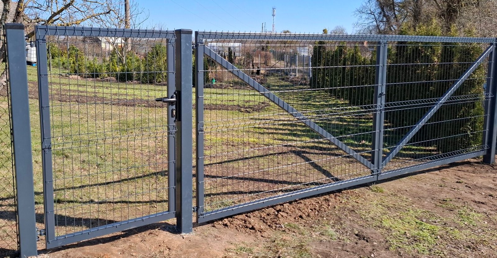 Dviveriai segmentiniai vartai su varteliais, sodo sklypo įvažiavimui